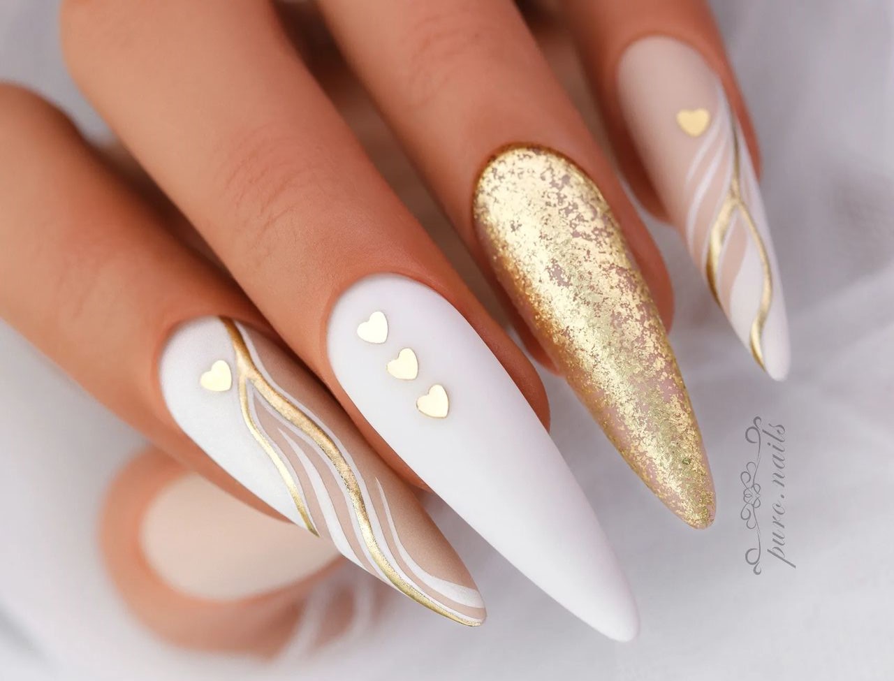 Unhas decoradas com corações