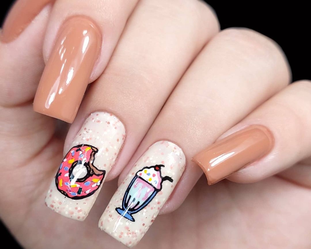 Unhas decoradas com desenhos de doces 