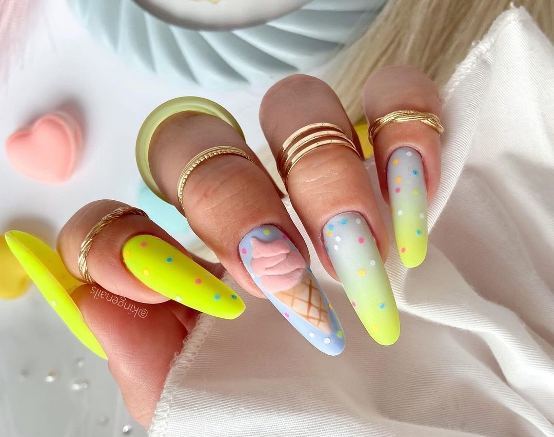 Unhas decoradas com desenhos de doces 