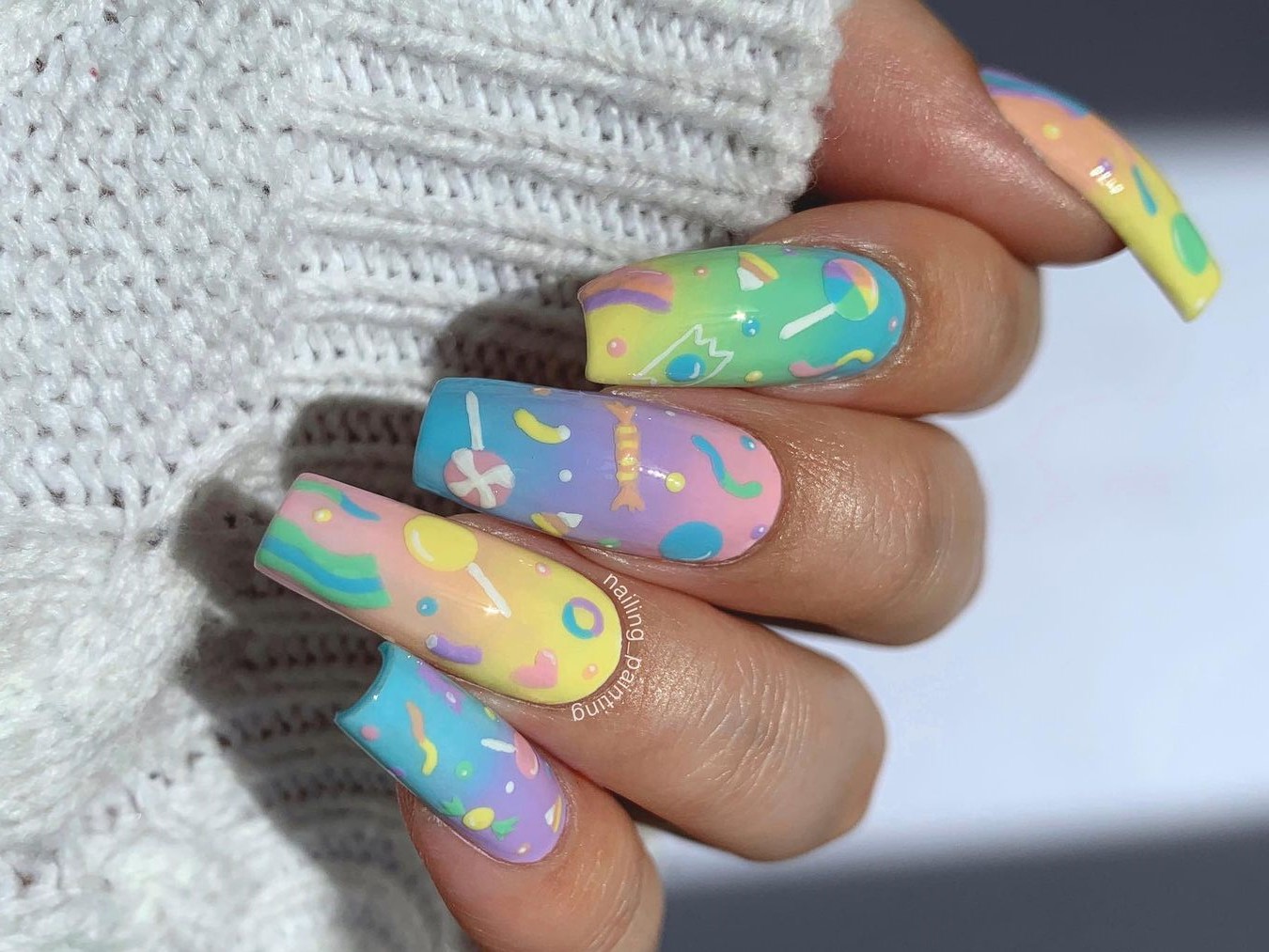 Unhas decoradas com desenhos de doces; se inspire