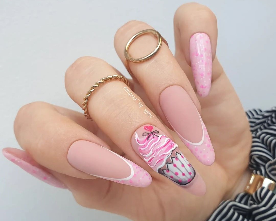 Unhas decoradas com desenhos de doces