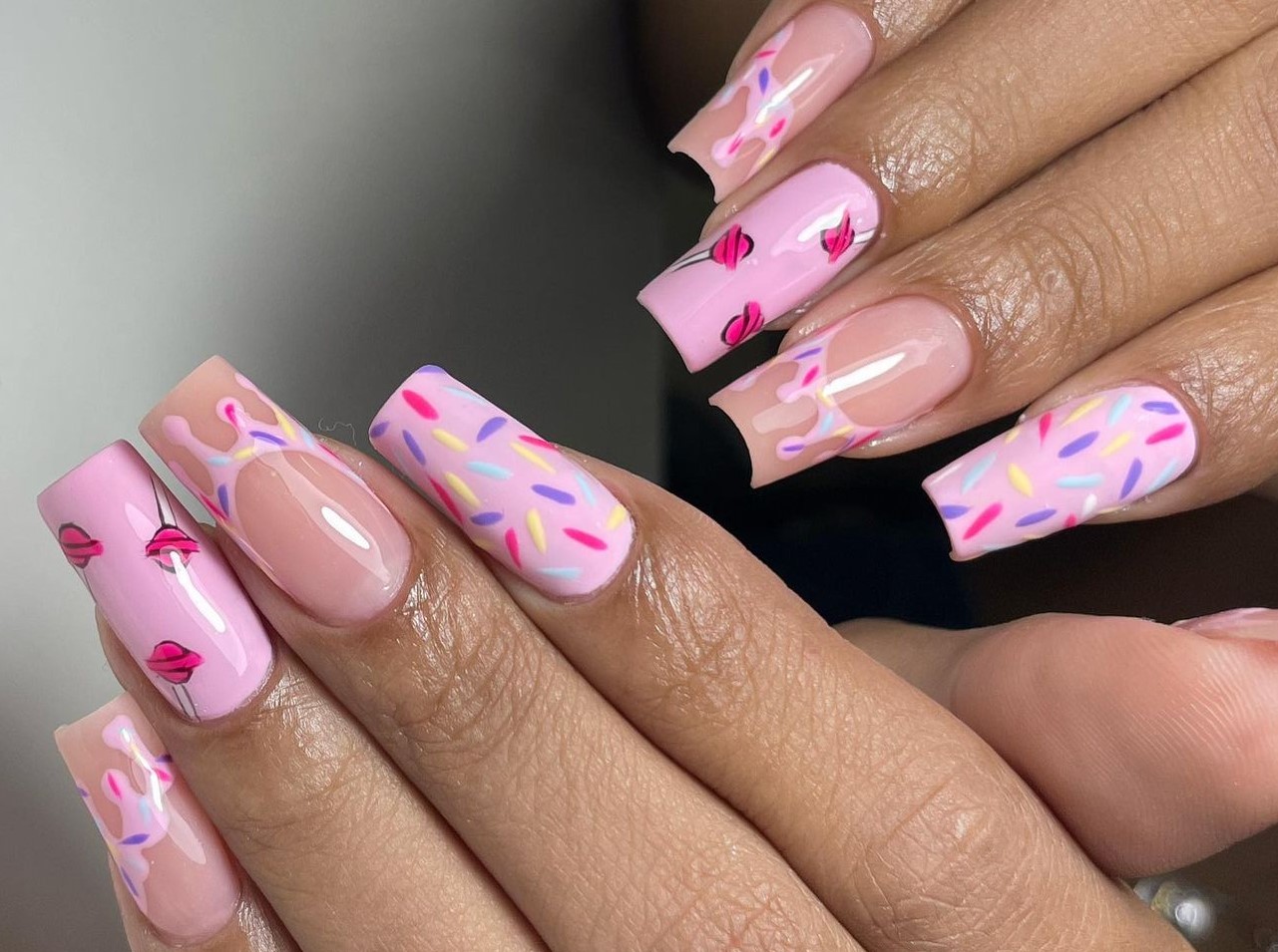 Unhas decoradas com desenhos de doces 