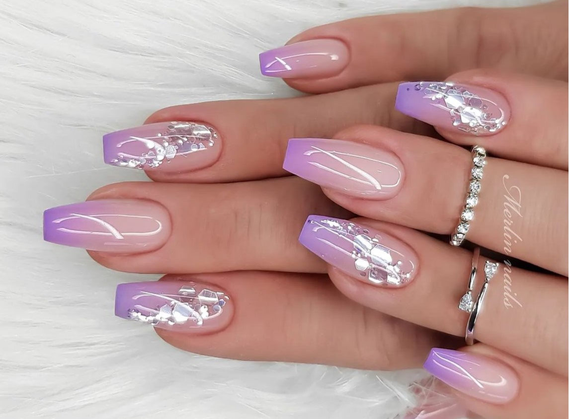 Unhas decoradas com lantejoula para festas 