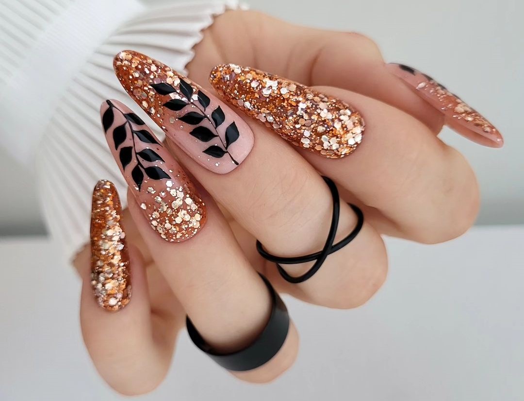 Unhas decoradas com lantejoula para festas 