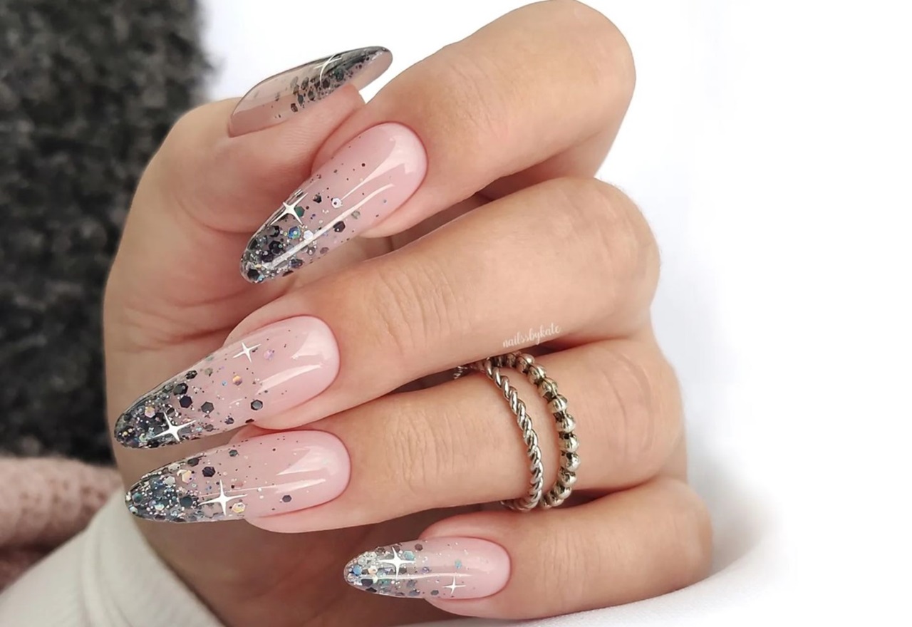 Brilho e glamour: unhas decoradas com lantejoula para festas