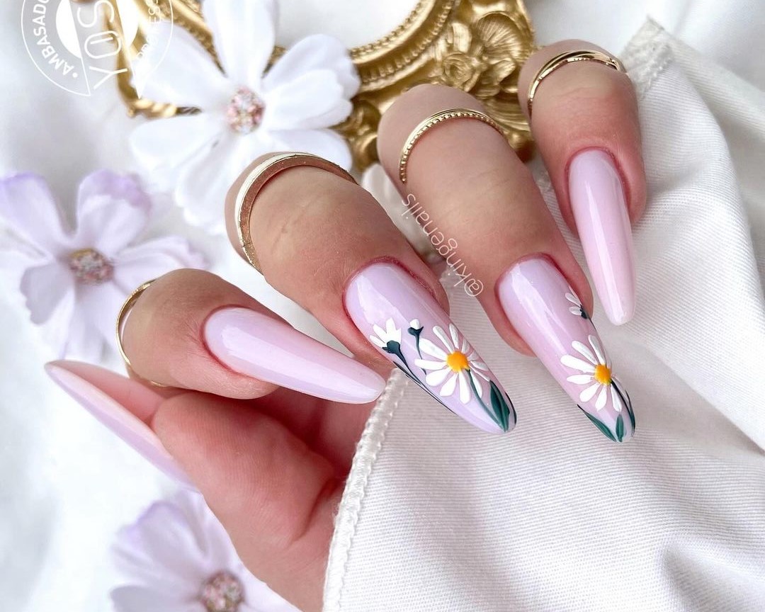 Unhas decoradas com margaridas 