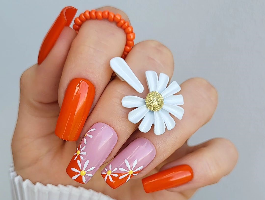 Unhas decoradas com margaridas 