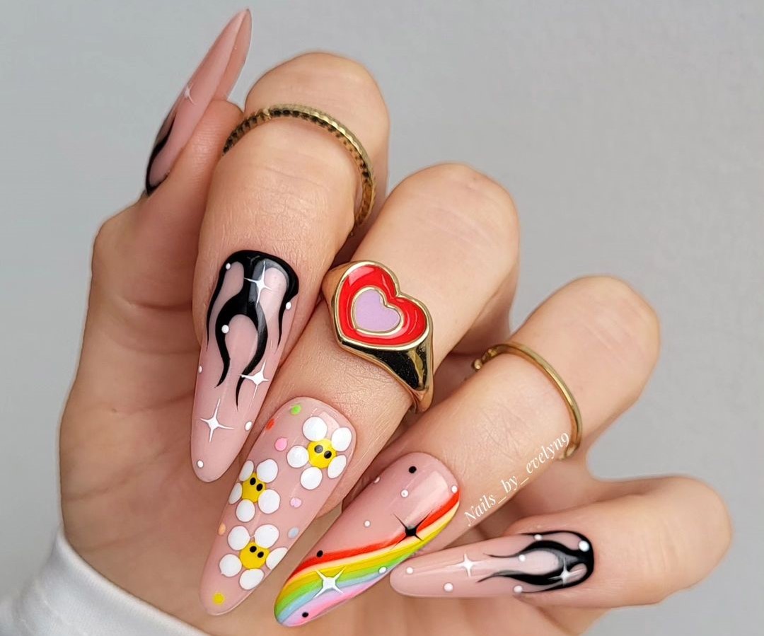 Unhas decoradas com margaridas 