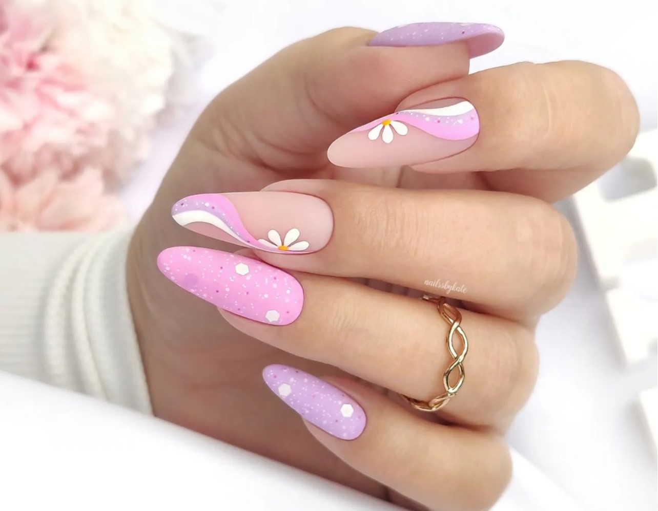 Unhas decoradas com margaridas 