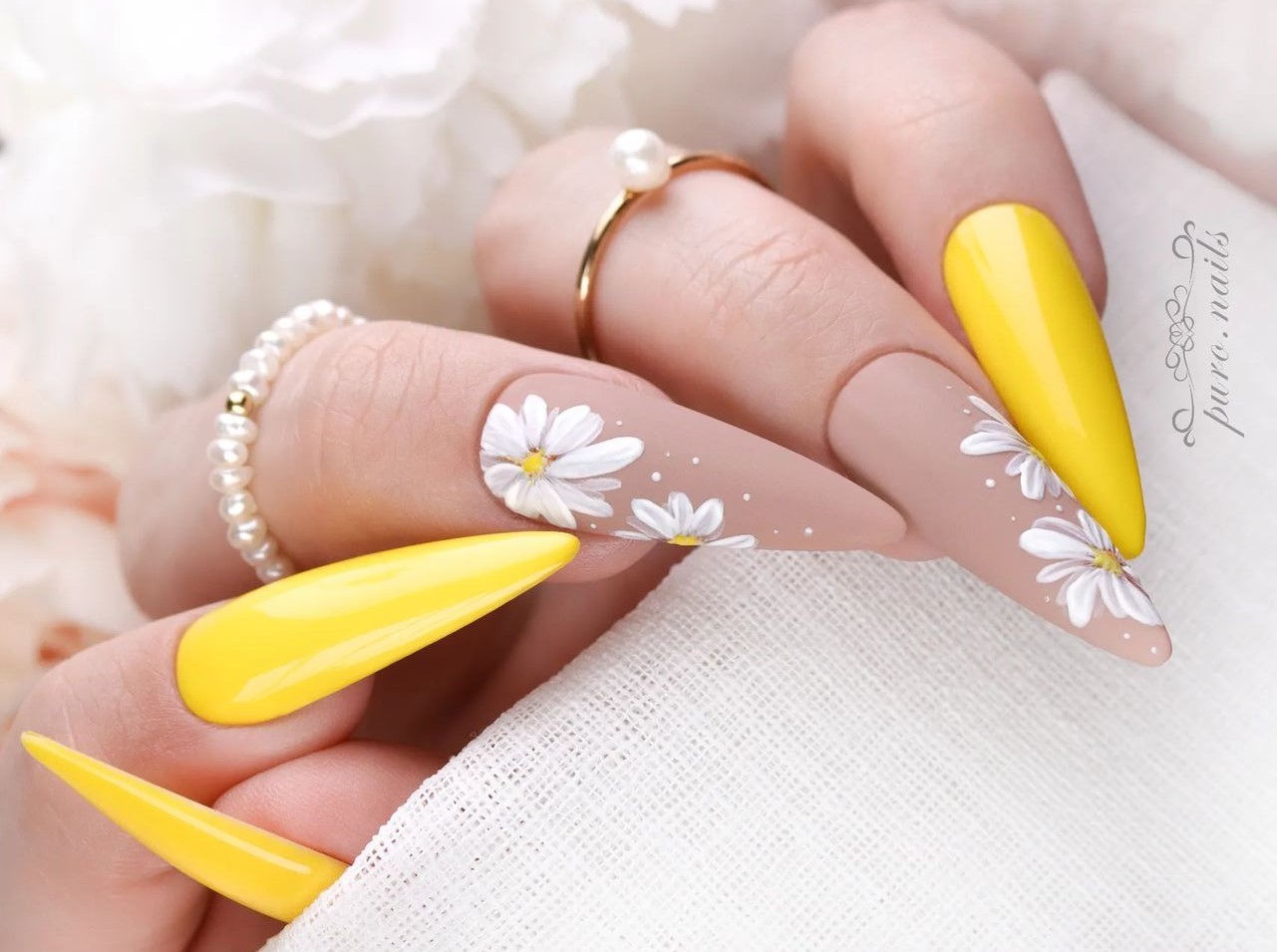 Unhas decoradas com margaridas