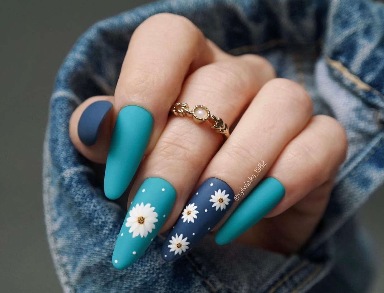 Unhas decoradas com margaridas 