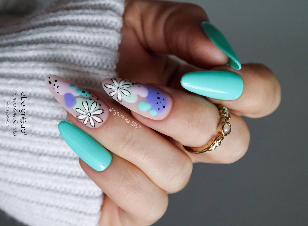 Unhas decoradas com margaridas 