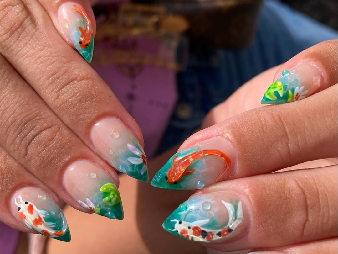 Unhas decoradas com peixinhos 