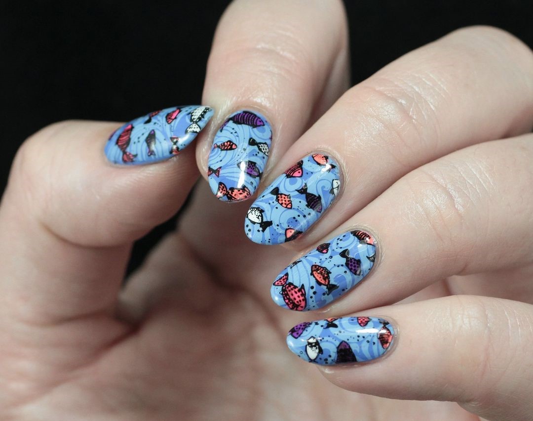 Unhas decoradas com peixinhos 