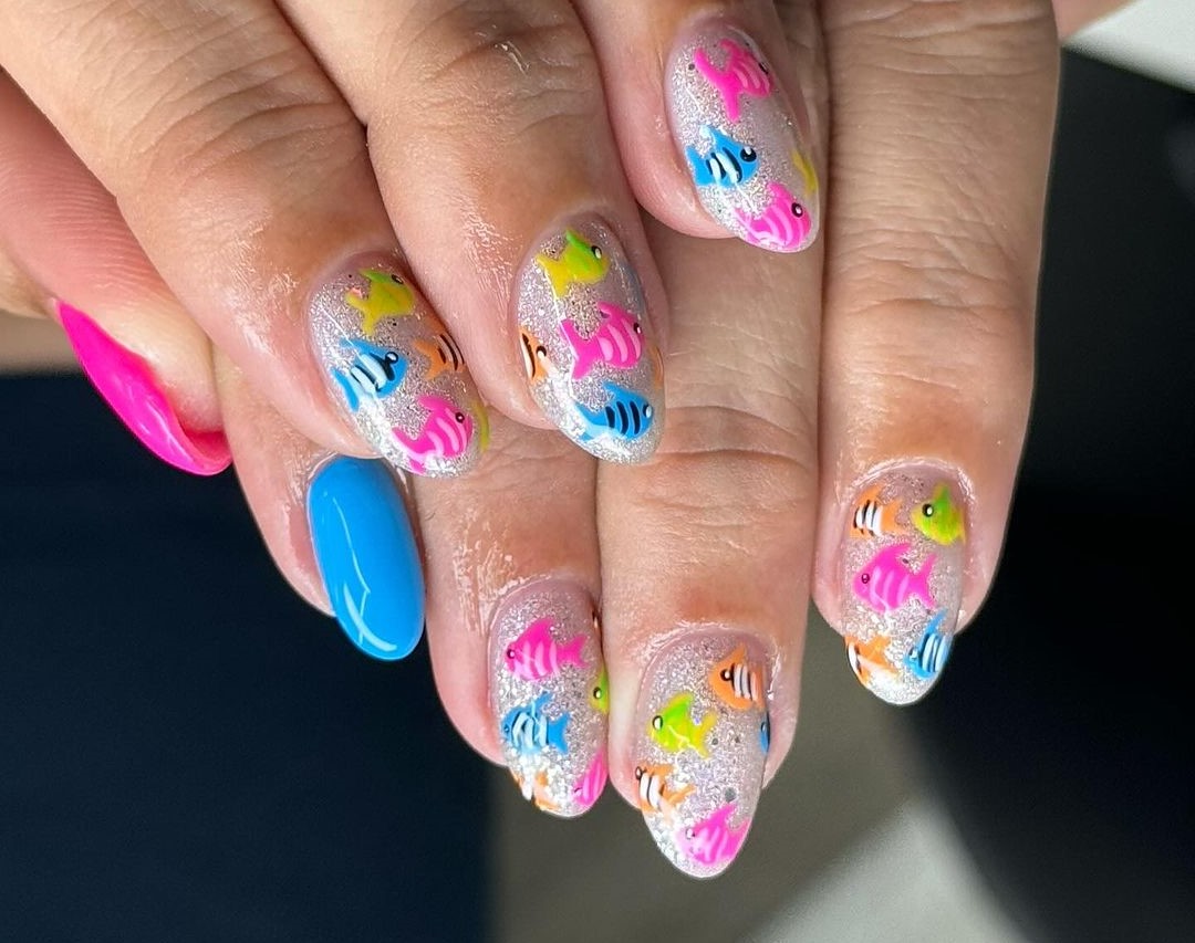 Unhas decoradas com peixinhos