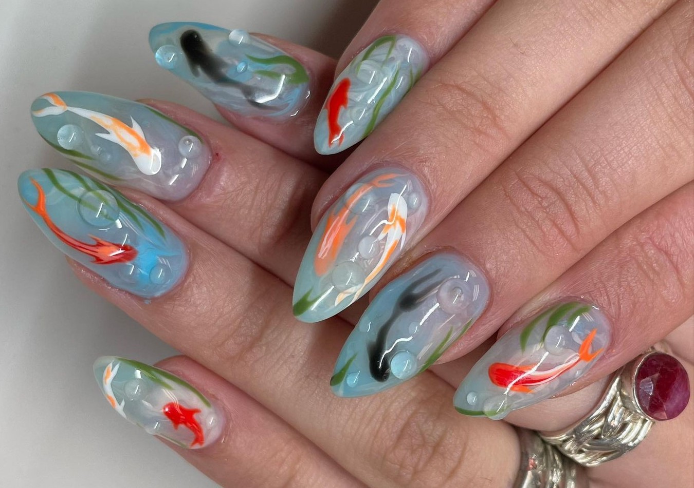 Unhas decoradas com peixinhos 