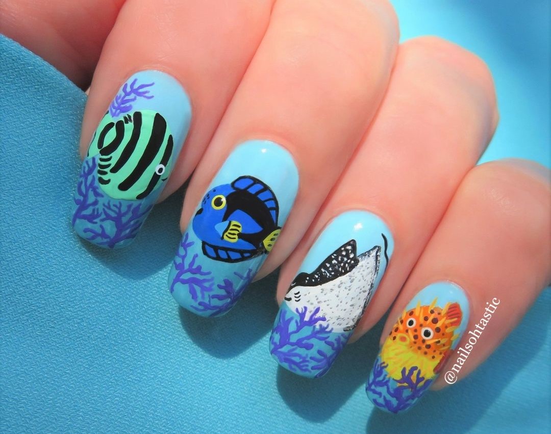 Unhas decoradas com peixinhos 