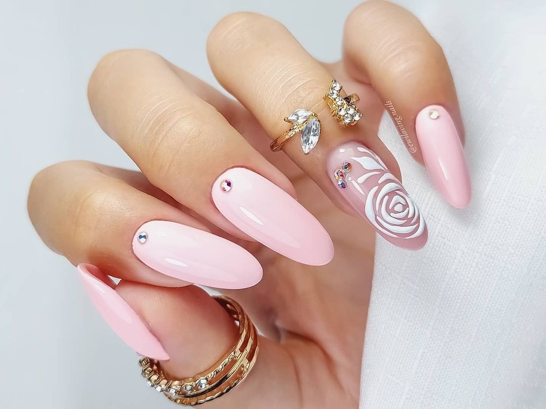 Unhas decoradas com rosas 