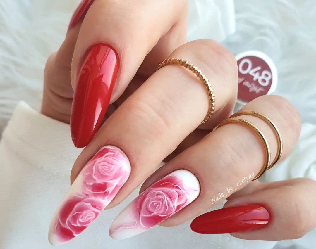 Unhas decoradas com rosas 