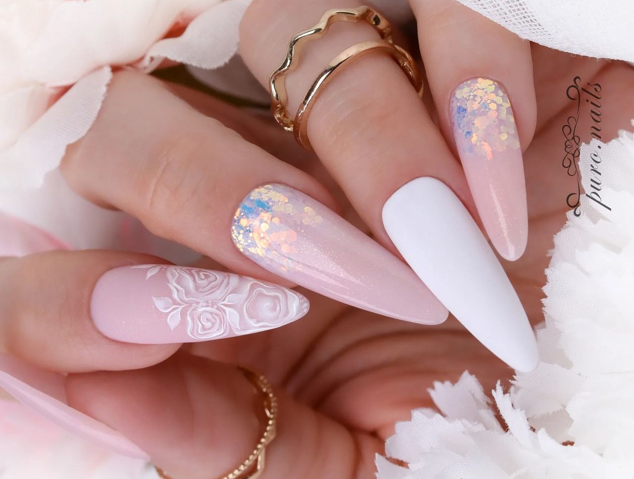 Unhas decoradas com rosas 