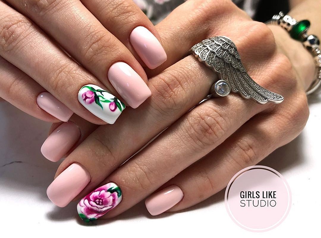 Unhas decoradas com rosas 