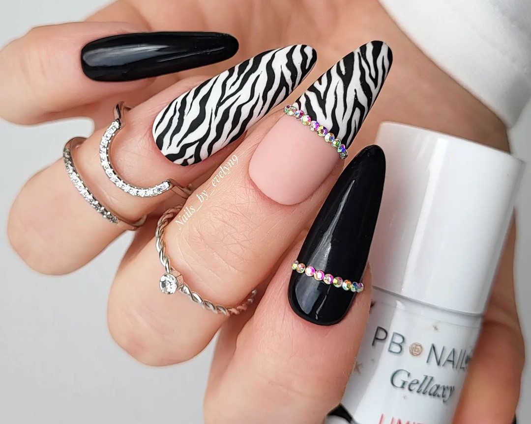 Unhas Decoradas preto e branco 