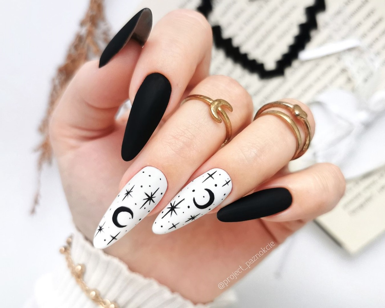 Explore o preto e branco com essas ideias de Unhas Decoradas