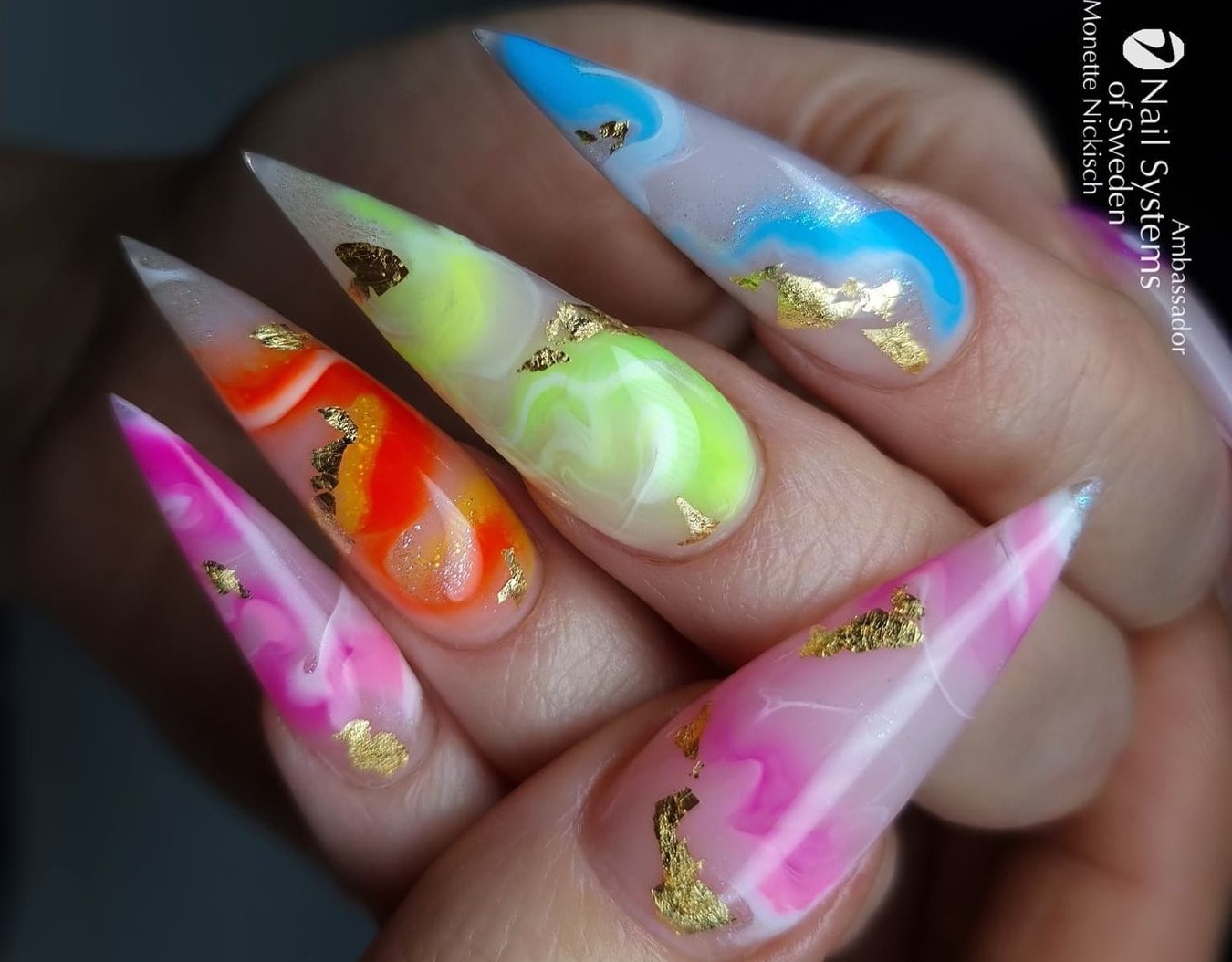 Unhas pintadas com efeito líquido 