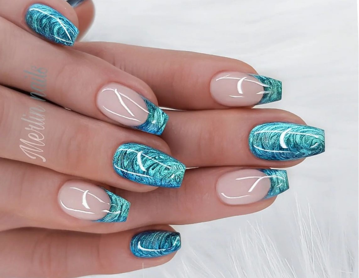 Unhas pintadas com efeito líquido