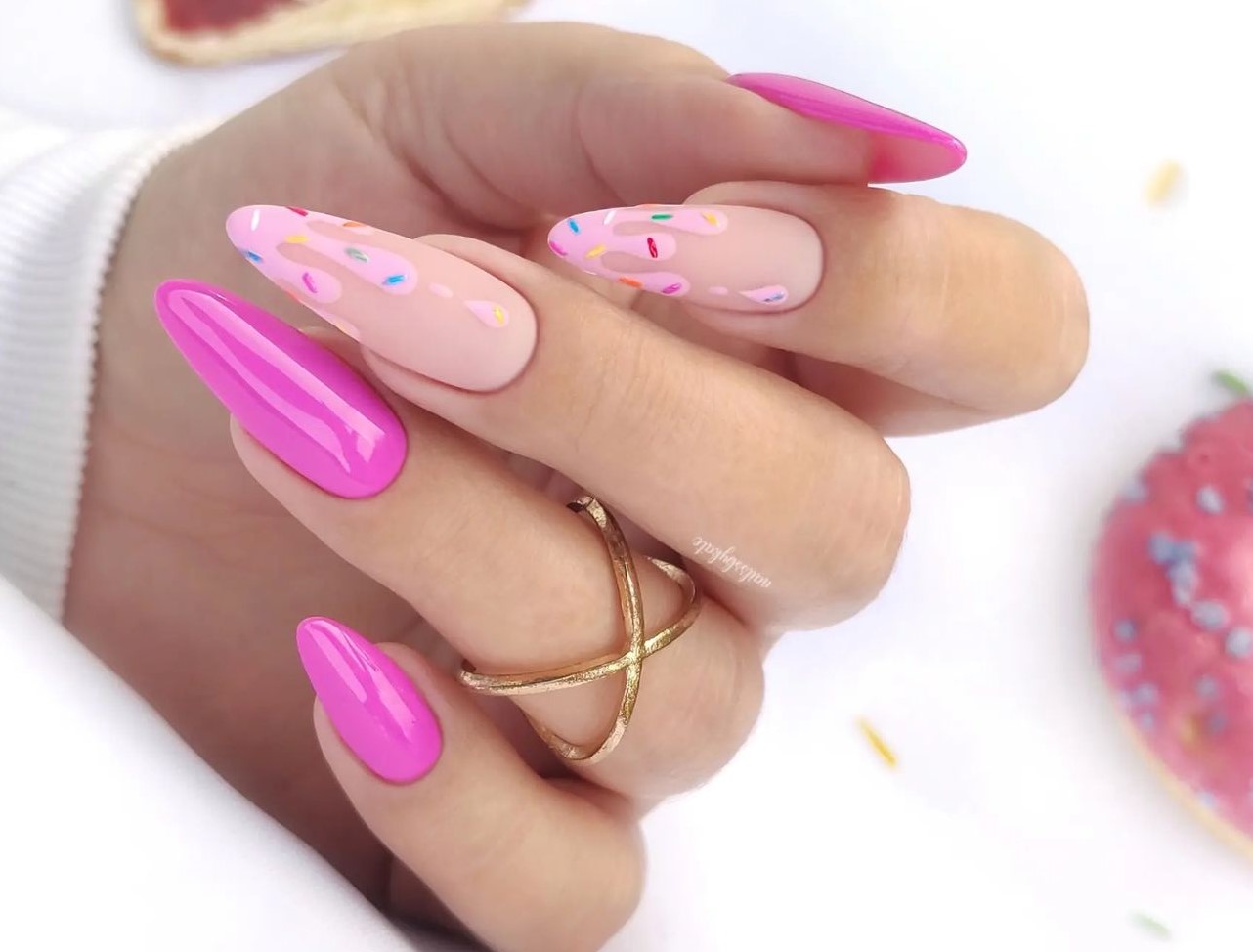 Unhas pintadas com efeito líquido: se inspire nessa tendência