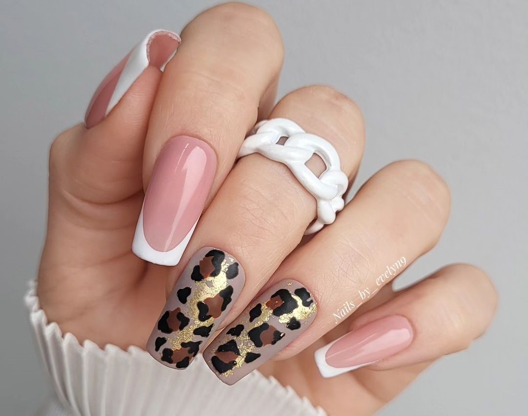 Unhas com efeito de ouro e prata