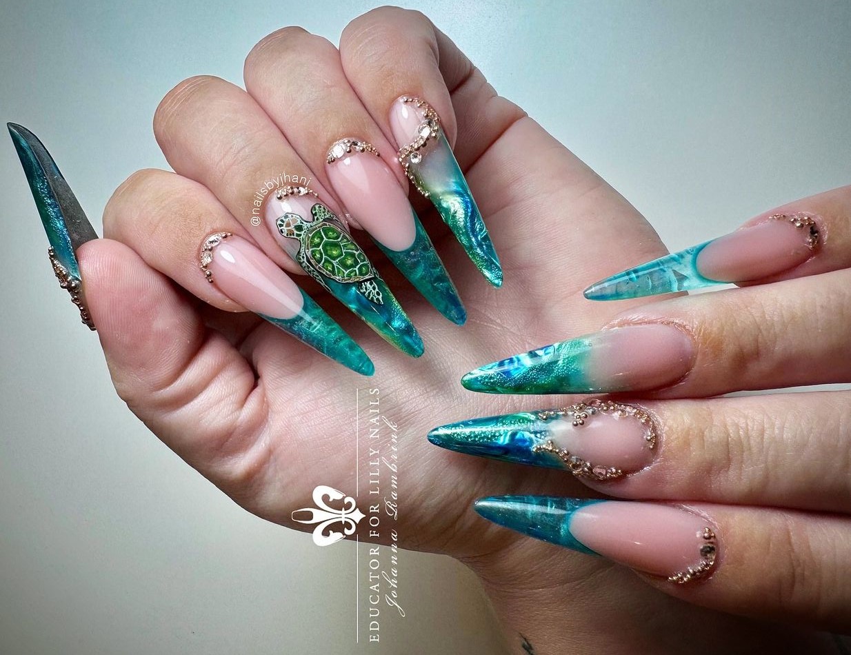 Unhas decoradas com tema de tartaruga 