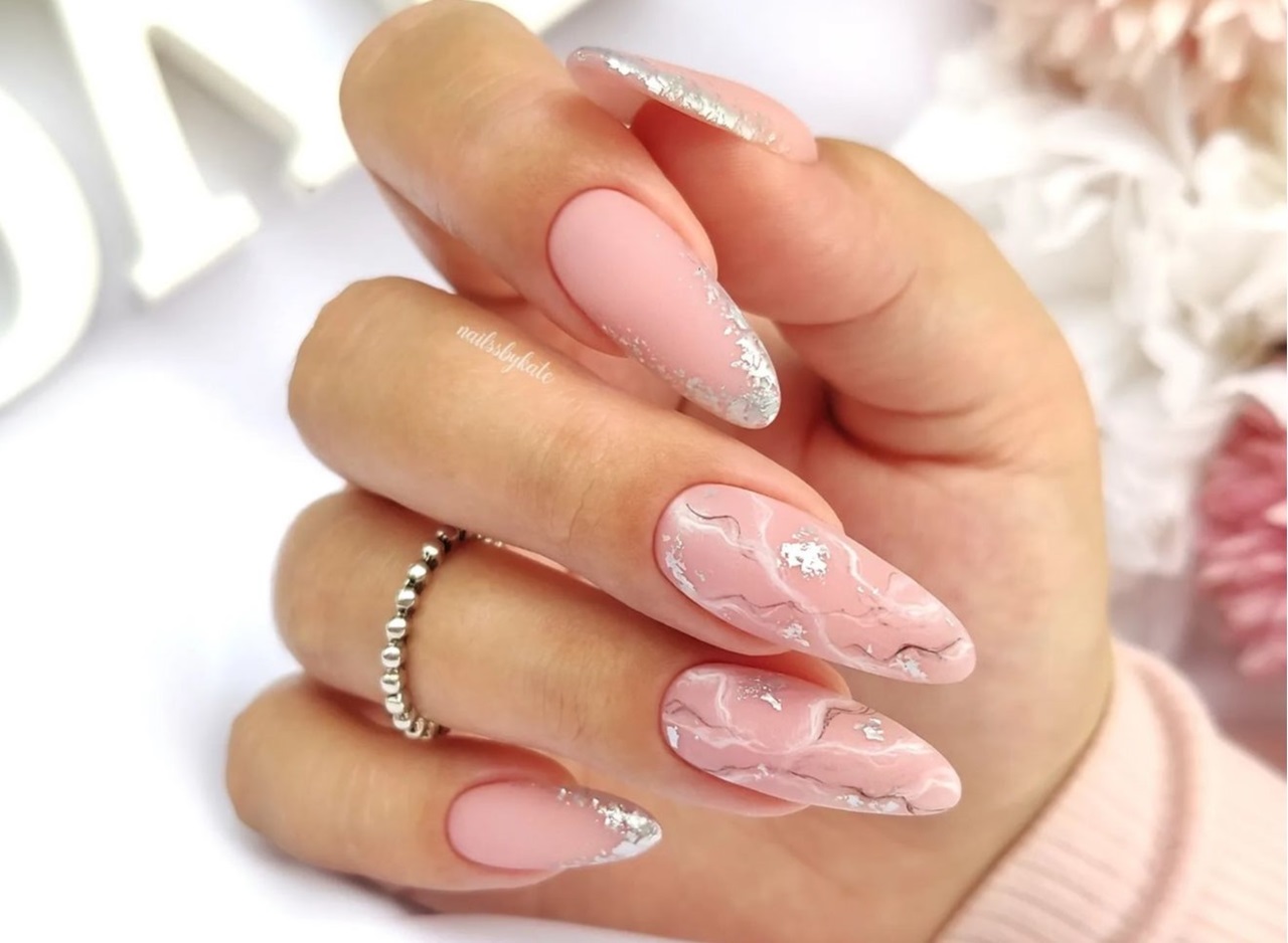 Unhas com efeito de ouro e prata: Veja ideias inspiradoras