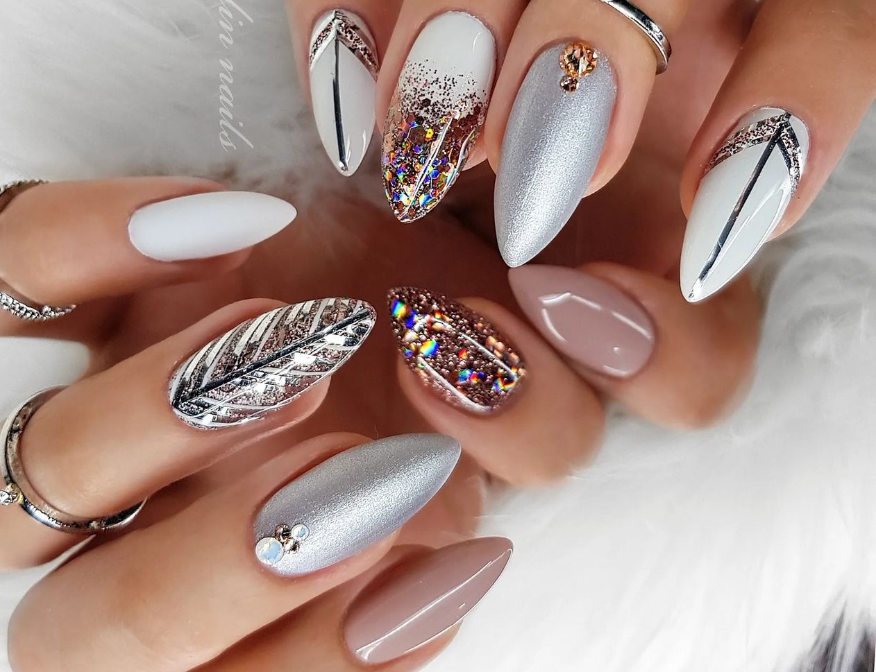 Unhas com efeito de ouro e prata 