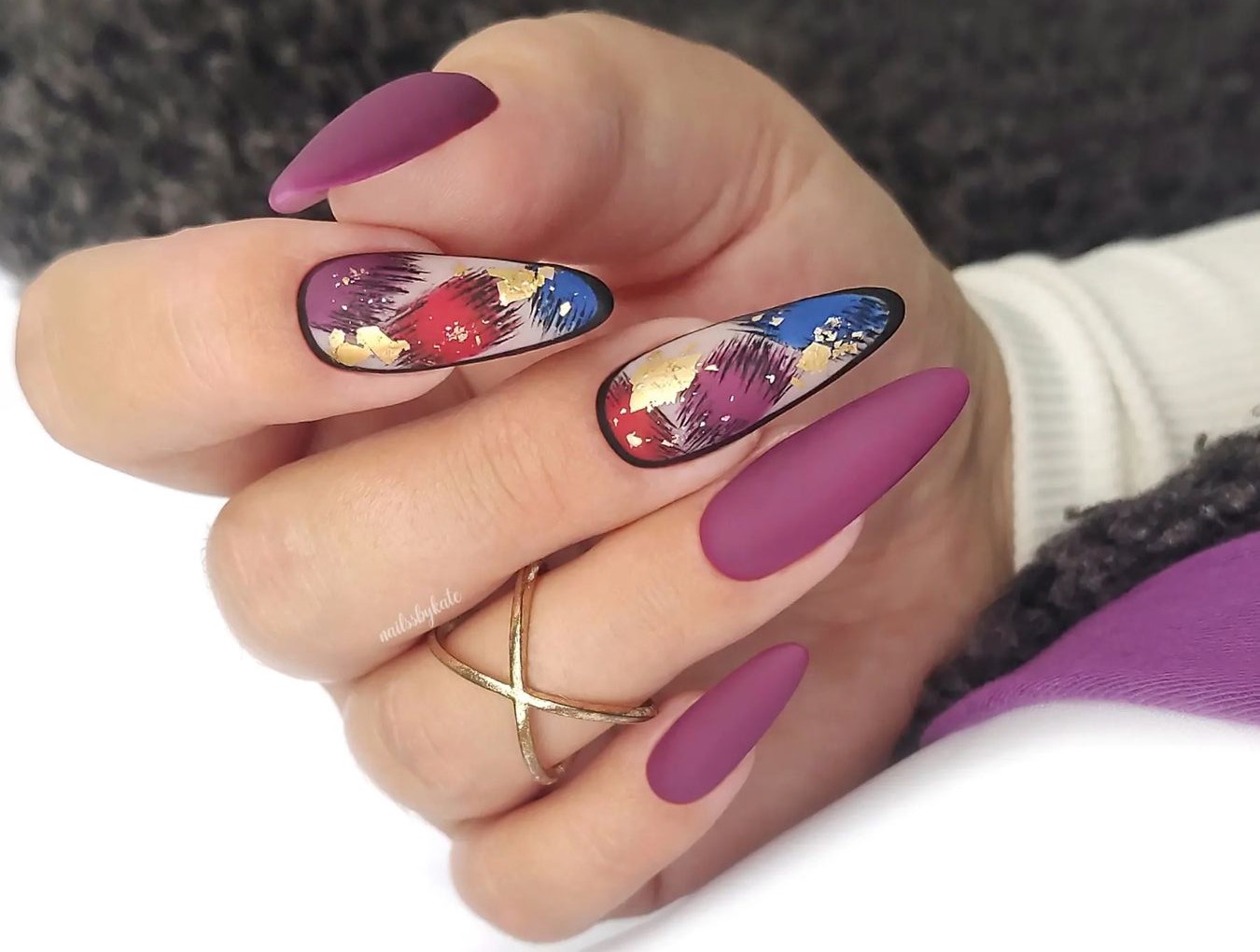 Unhas com efeito de ouro e prata 