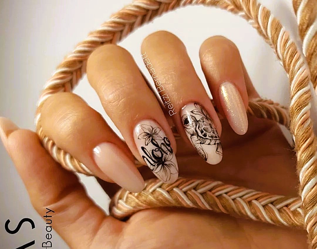 Unhas decoradas com tema de tartaruga 