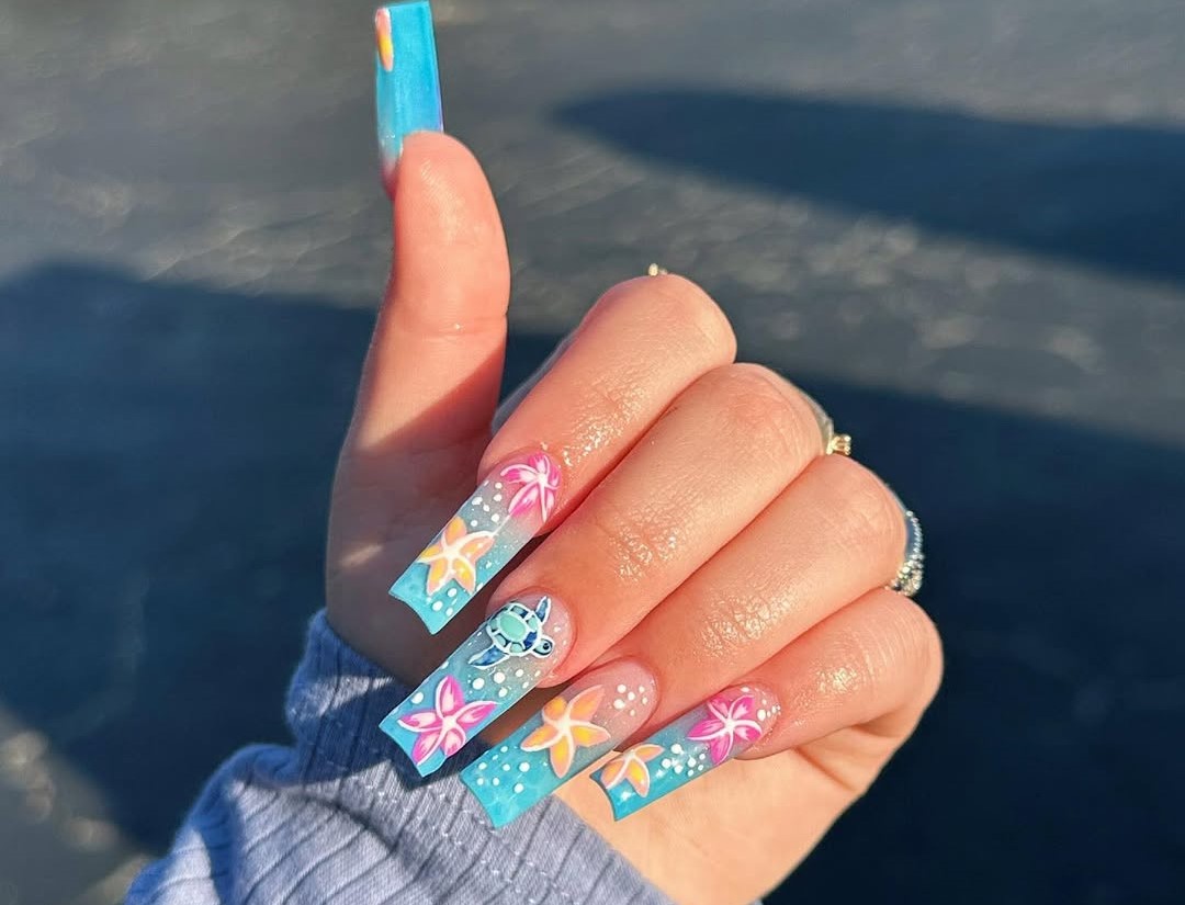 Unhas decoradas com tema de tartaruga 