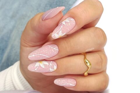 Base com brilho? Se inspire nessas unhas decoradas “simplezinhas”