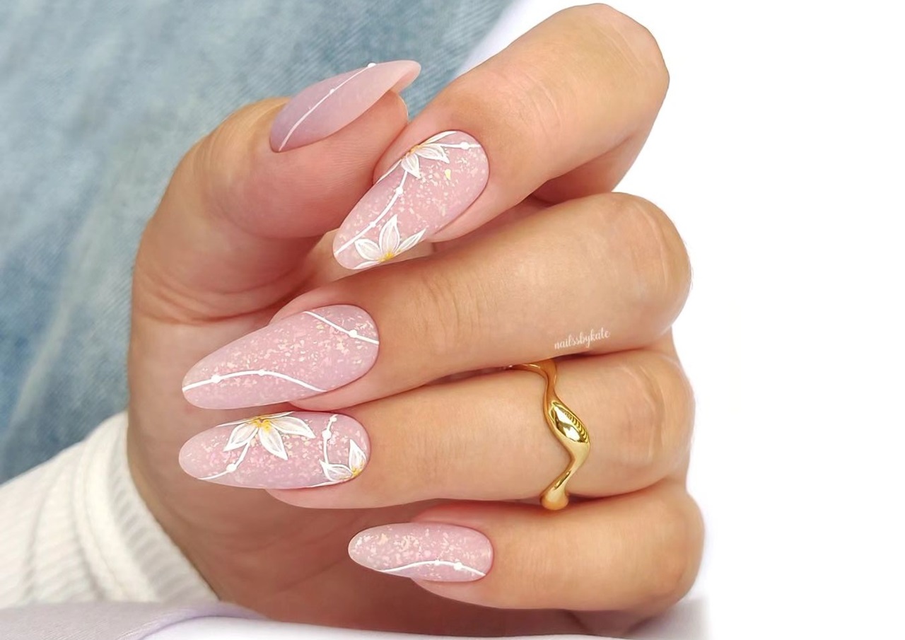 Base com brilho? Se inspire nessas unhas decoradas “simplezinhas”