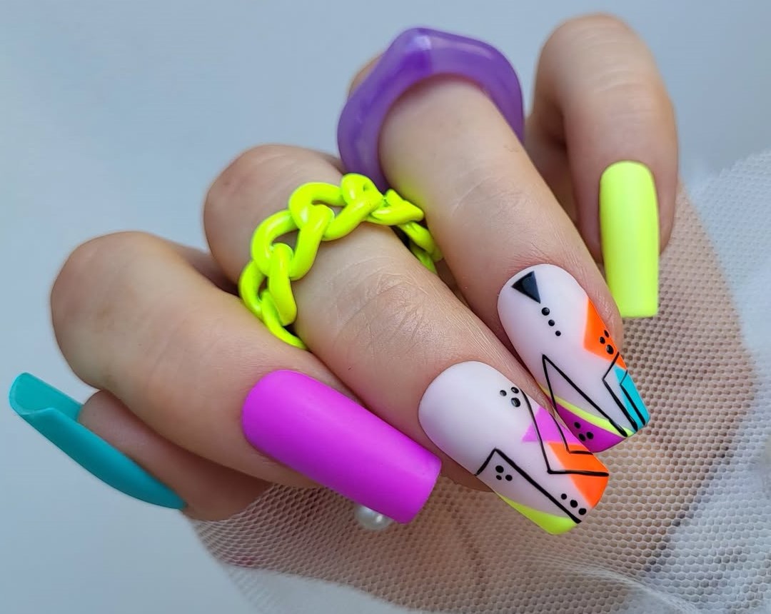 Unhas decoradas para curtir o bloquinho de Carnaval 