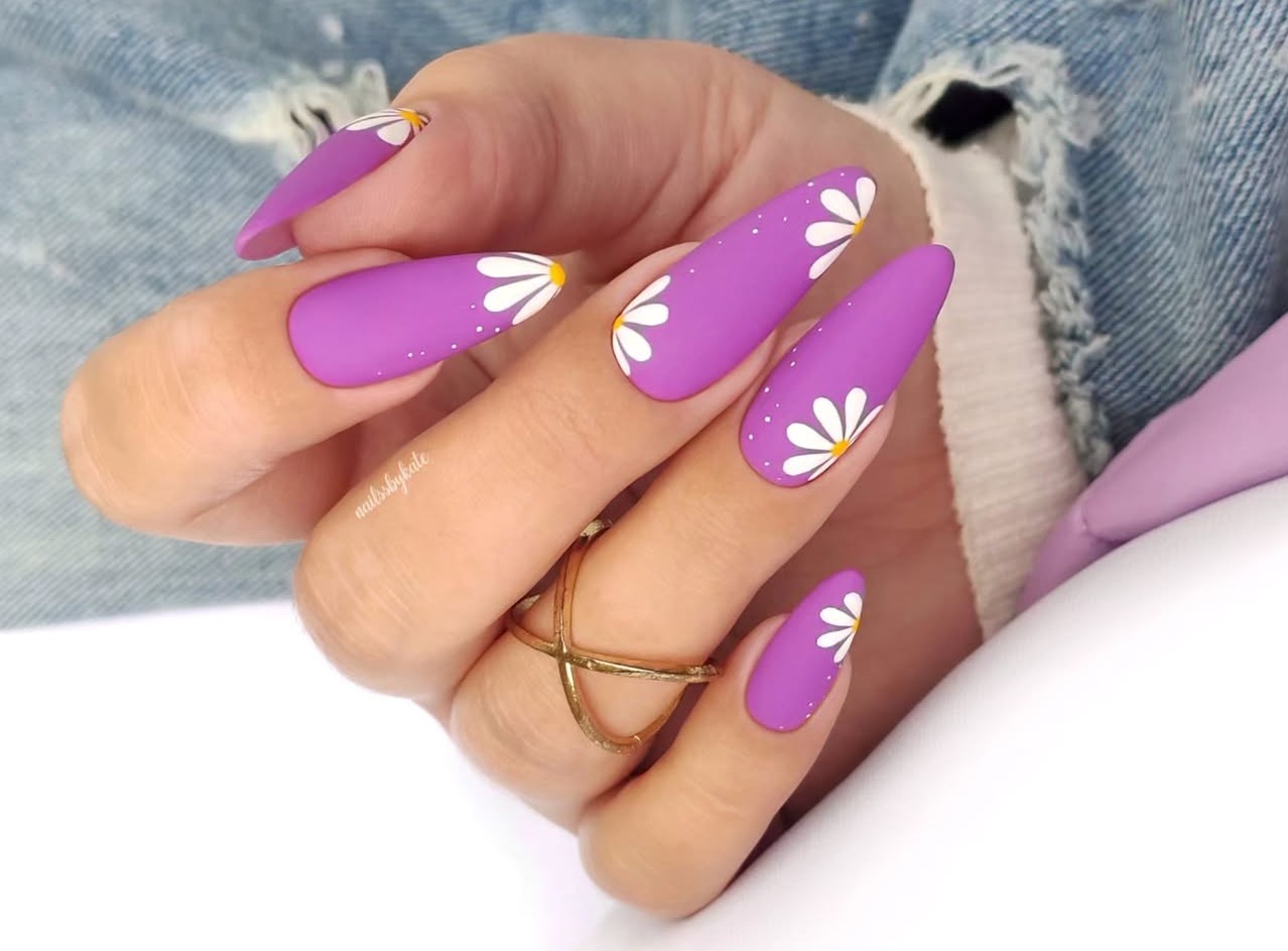 Unhas decoradas para curtir o bloquinho de Carnaval 