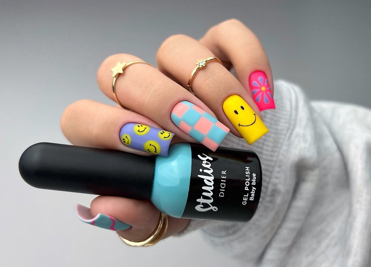 Unhas decoradas para curtir o bloquinho de Carnaval 