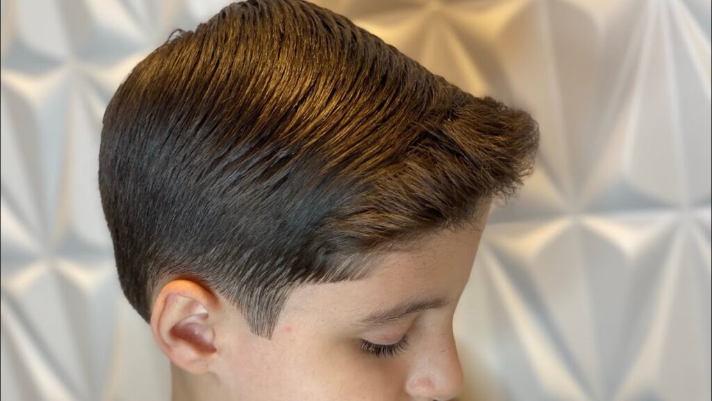 Corte de cabelo masculino infantil liso: corte limpo, visual leve e ...