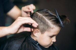 Corte de cabelo masculino infantil liso: corte limpo, visual leve e muita fofura