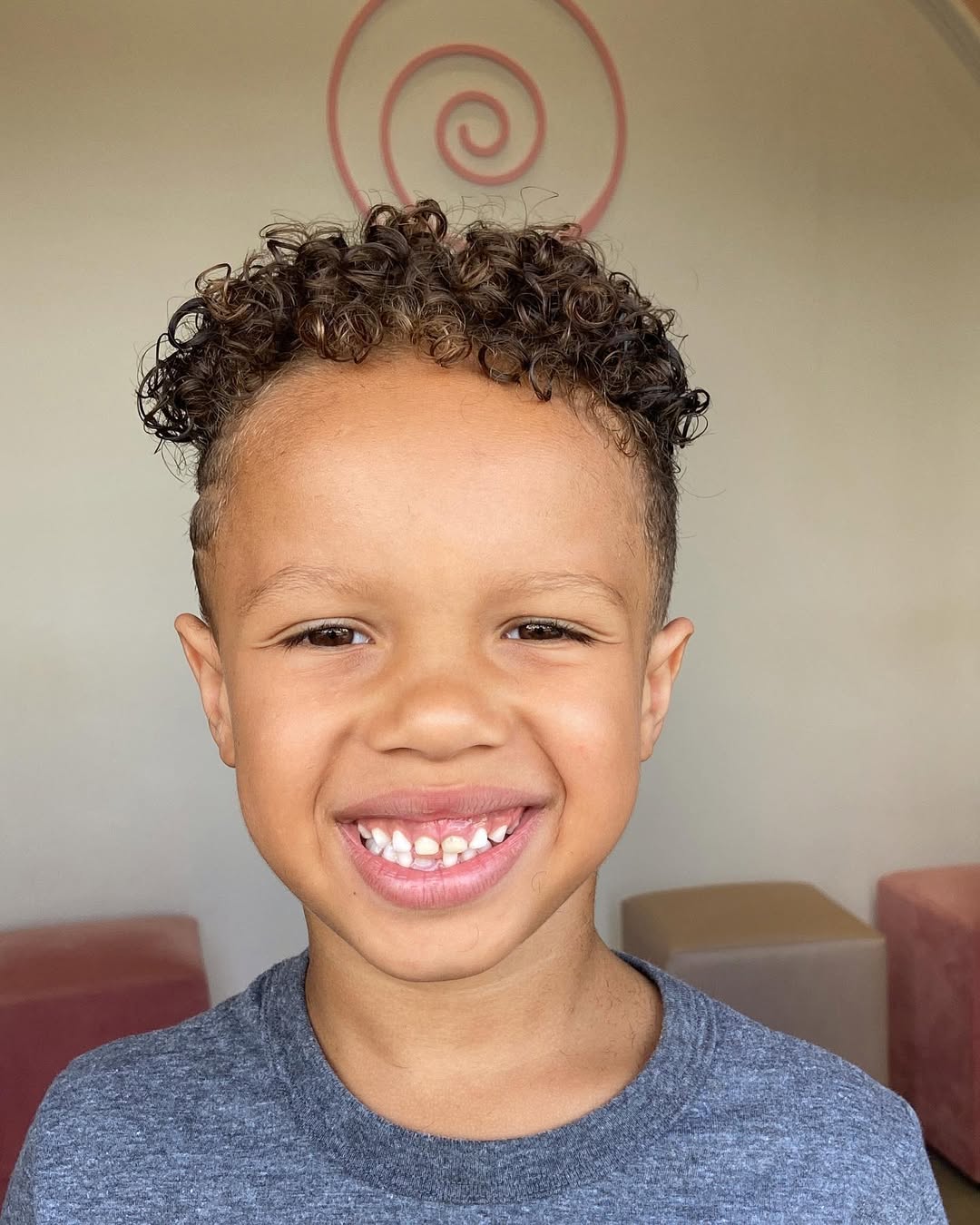 Corte de cabelo masculino infantil cacheado undercute 
