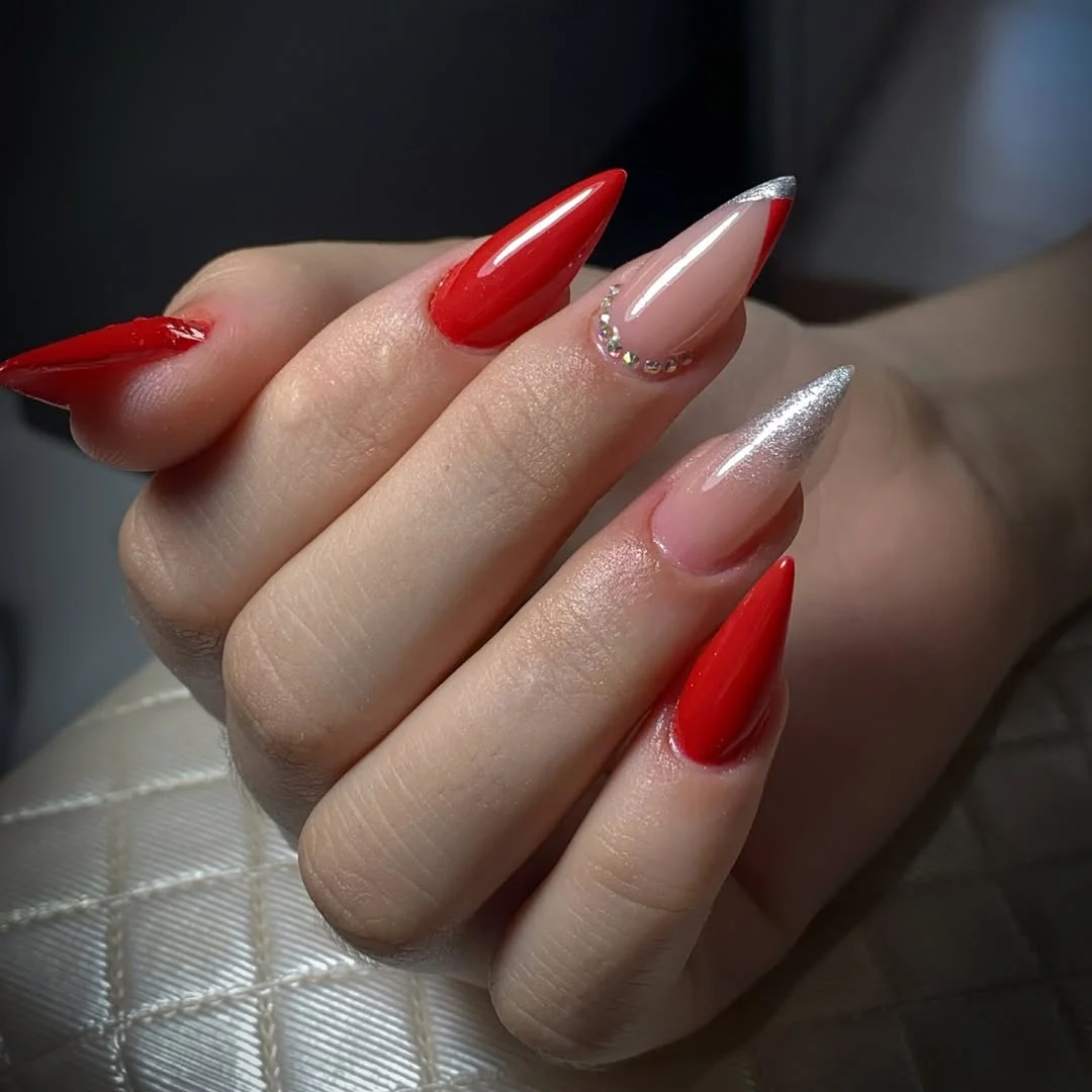 Unhas vermelhas decoradas para o Dia dos Namorados