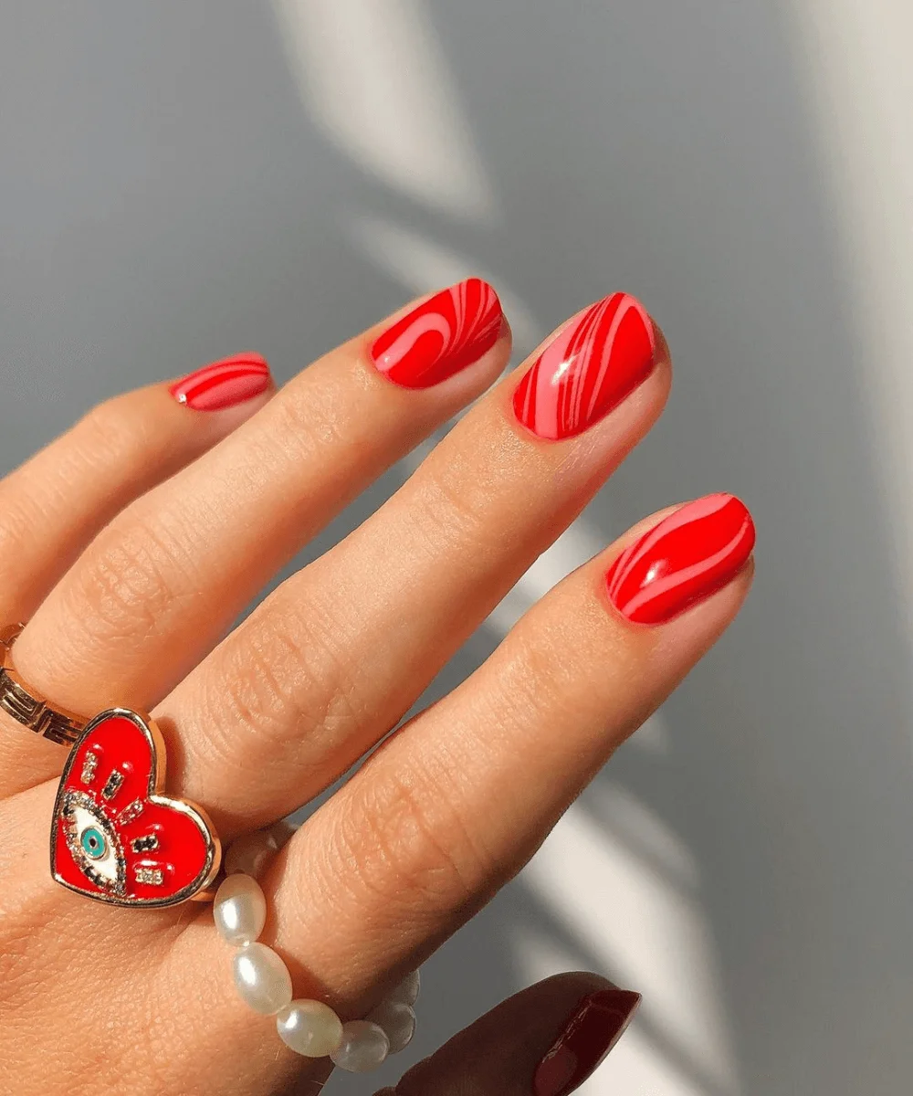 Unhas vermelhas decoradas para o Dia dos Namorados
