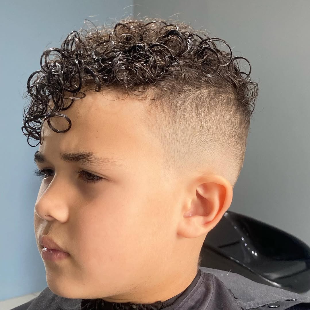 Corte de cabelo masculino infantil cacheado Caeser 
