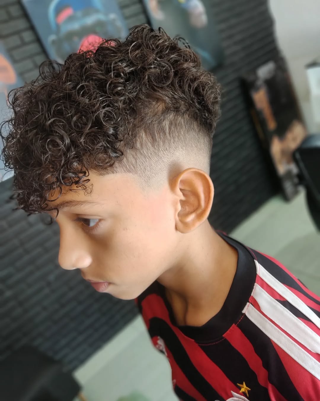 Corte de cabelo masculino infantil cacheado Caeser 