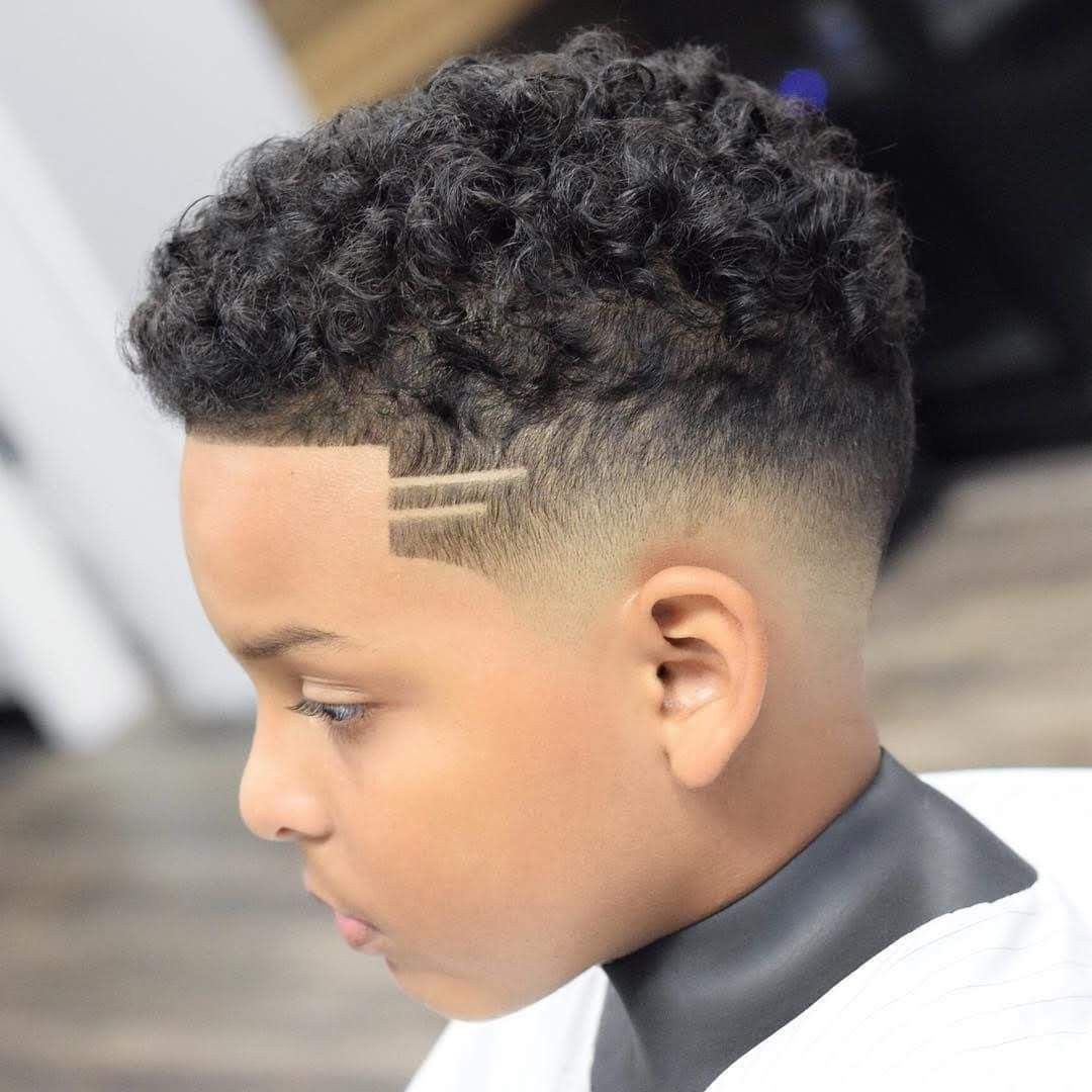 Corte de cabelo masculino infantil cacheado Undercute 